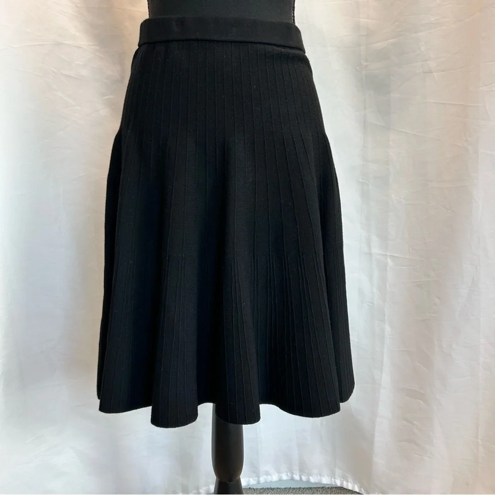 Black knit A-line mini skirt Sz M classy flowy stretchy pull-on - Picture 5 of 14